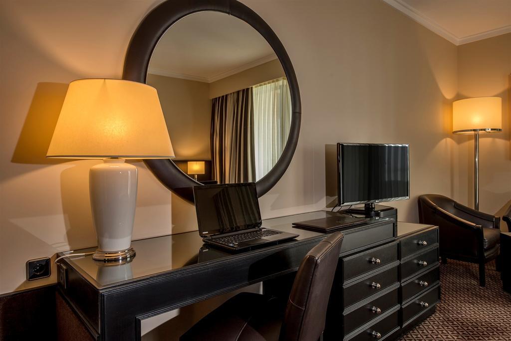 Hotel Solverde Spa&Wellness Center Vila Nova de Gaia Zimmer foto A work desk in a hotel room