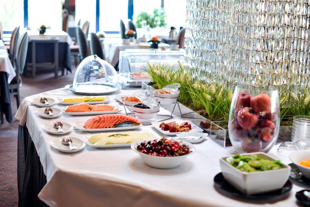 Hotel Solverde Spa&Wellness Center Vila Nova de Gaia Exterior foto A buffet at a restaurant