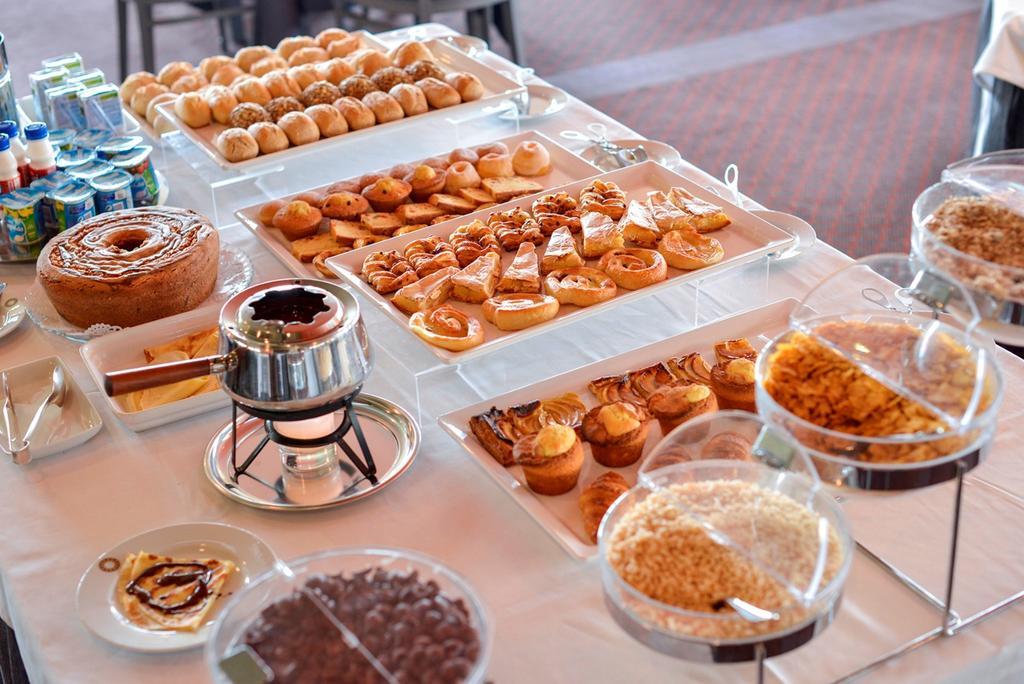 Hotel Solverde Spa&Wellness Center Vila Nova de Gaia Exterior foto A buffet of pastries
