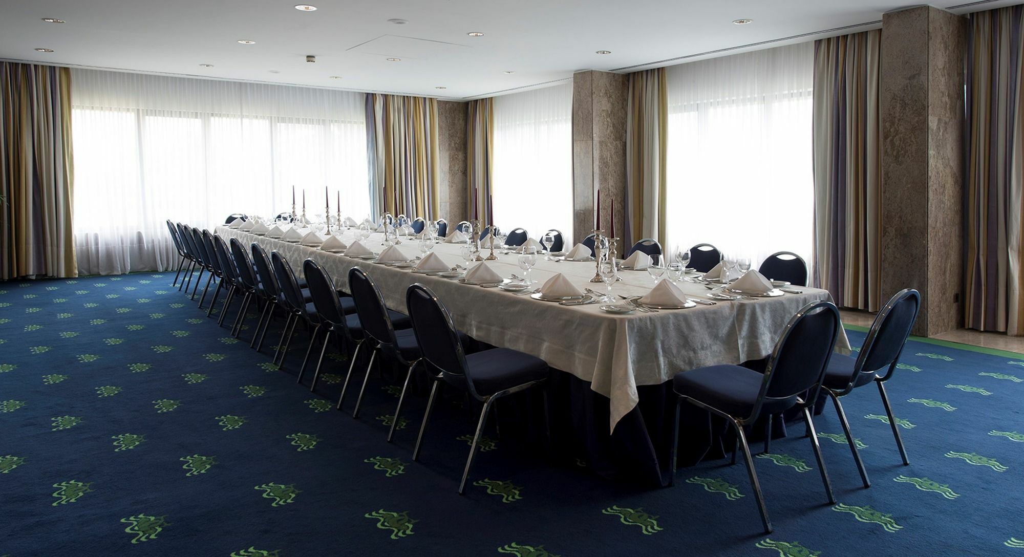 Hotel Solverde Spa&Wellness Center Vila Nova de Gaia Exterior foto A long table set for a banquet